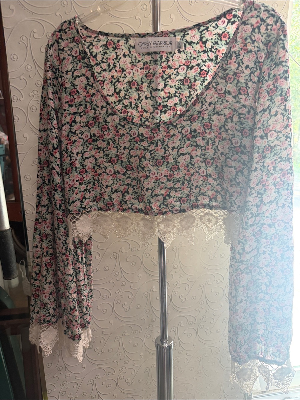 Gypsy Warrior Pink & Green Floral Lace-Trimmed Long Sleeve Crop Top